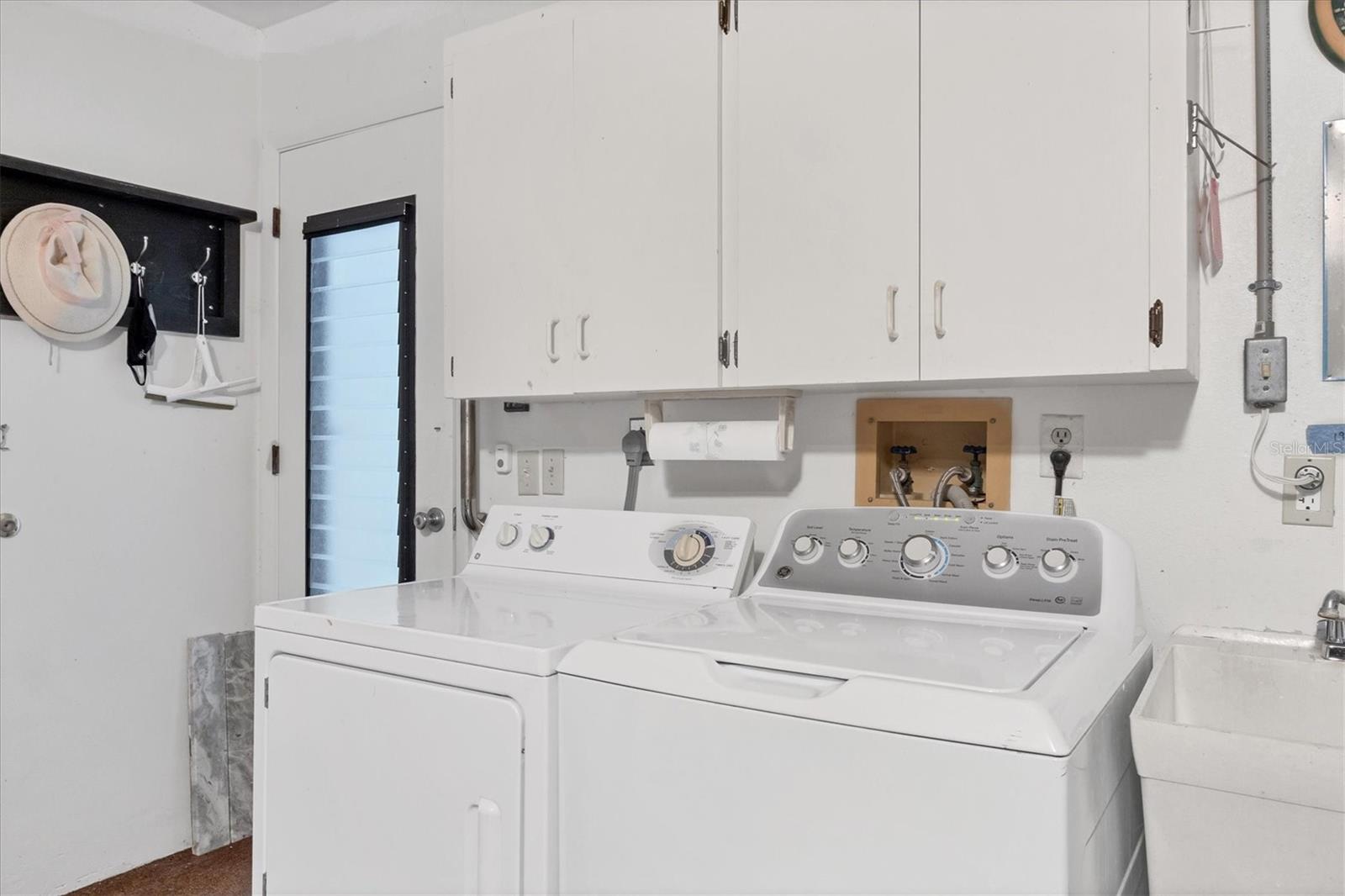 687 LINDEN DR — photo 32