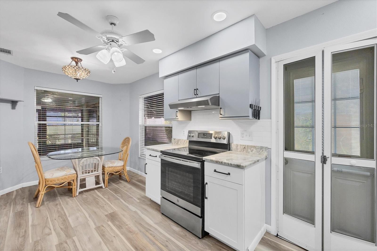 687 LINDEN DR — photo 23