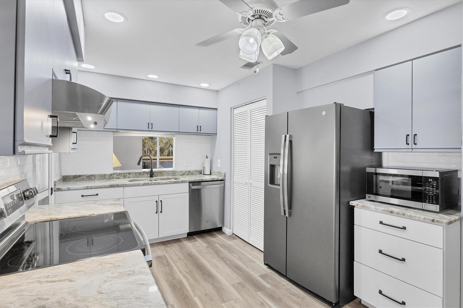 687 LINDEN DR — photo 24