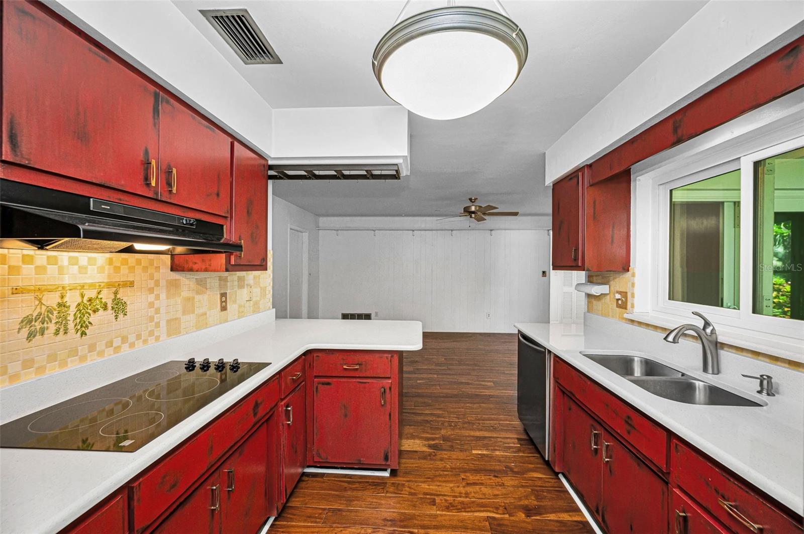 2310 SARAZEN DR — photo 26