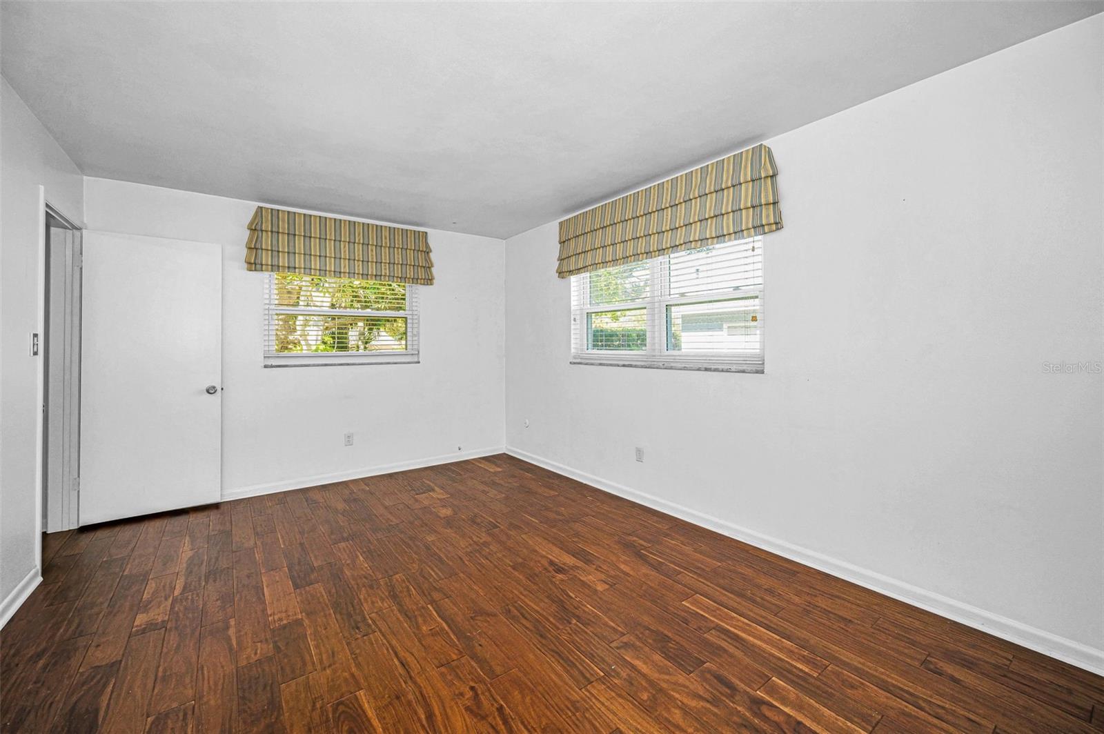 2310 SARAZEN DR — photo 37