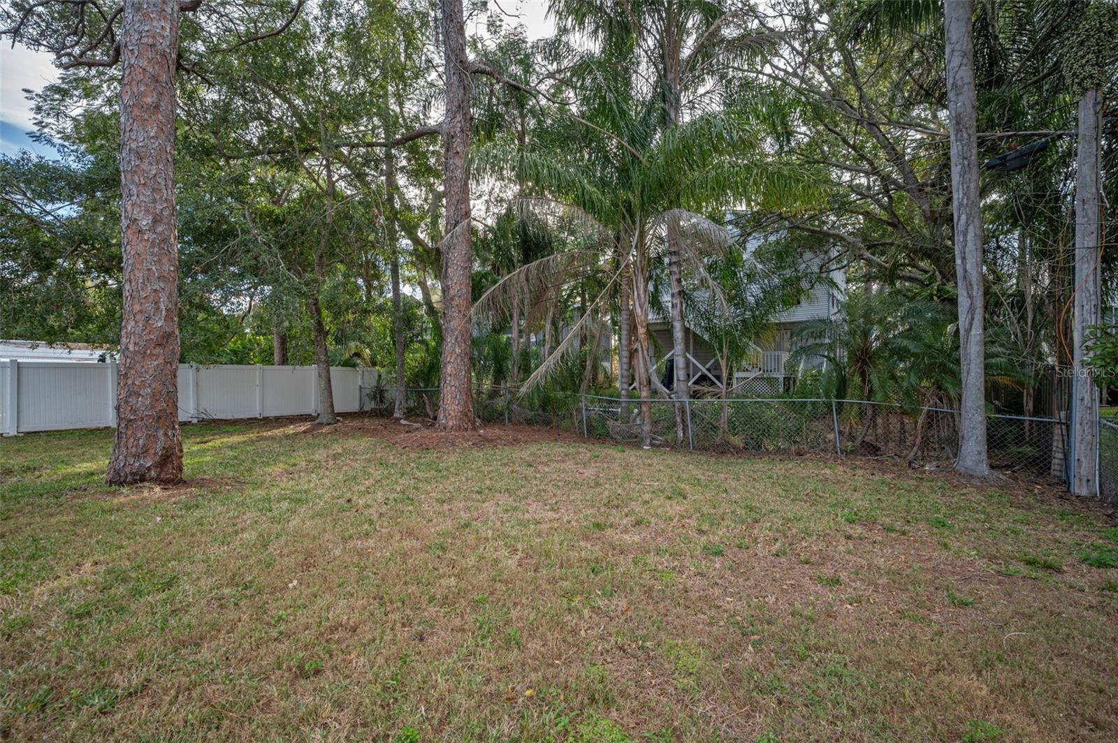 817 RIVERSIDE DR — photo 32