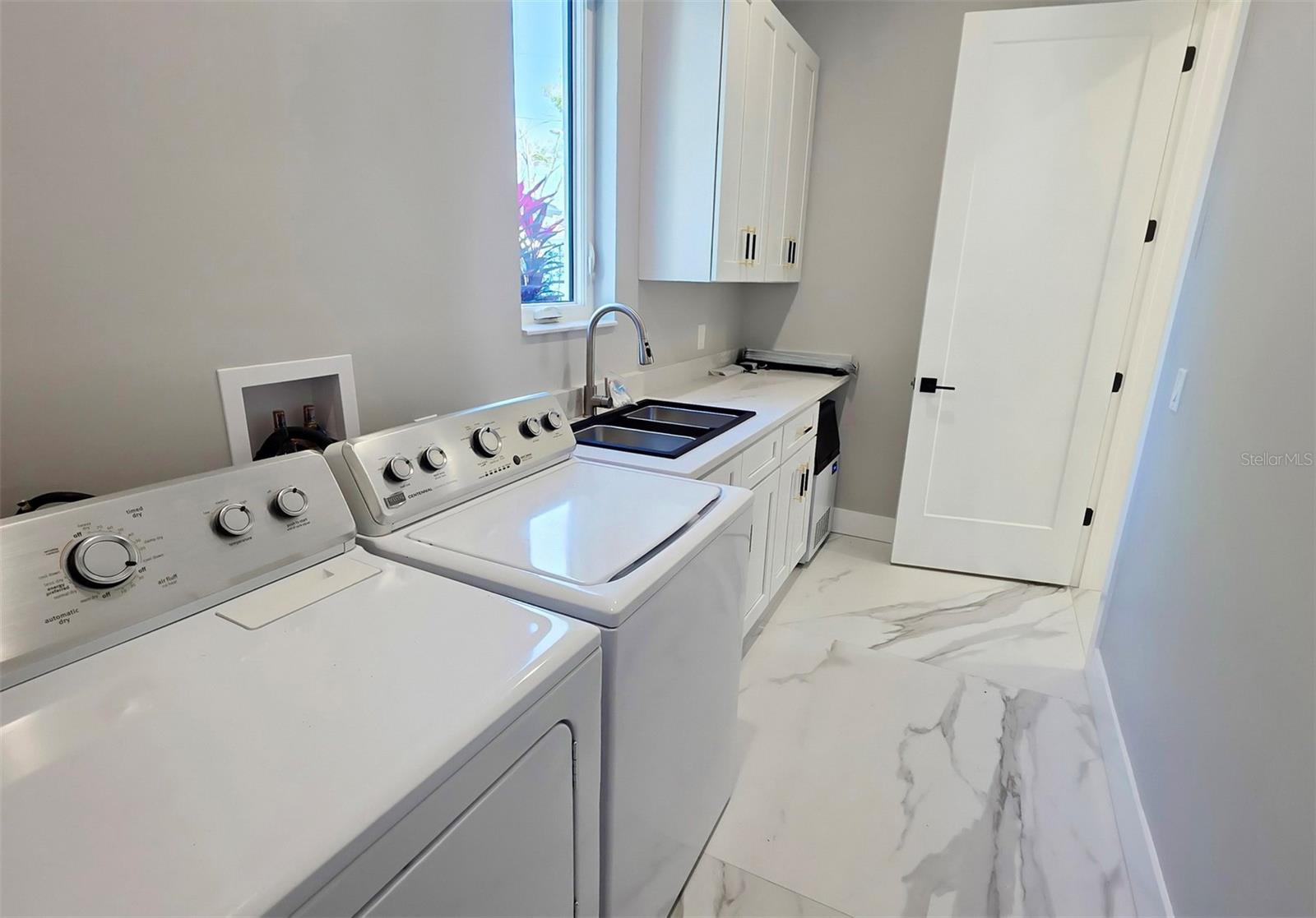 1156 COCOANUT AVE — photo 57