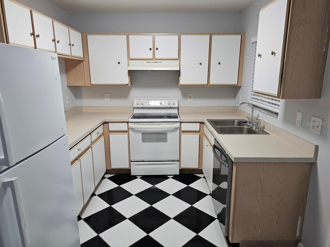 2053 FLUORSHIRE DR — photo 10