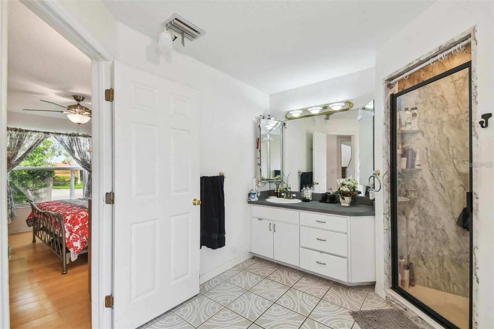 317 SHORE DR E — photo 8