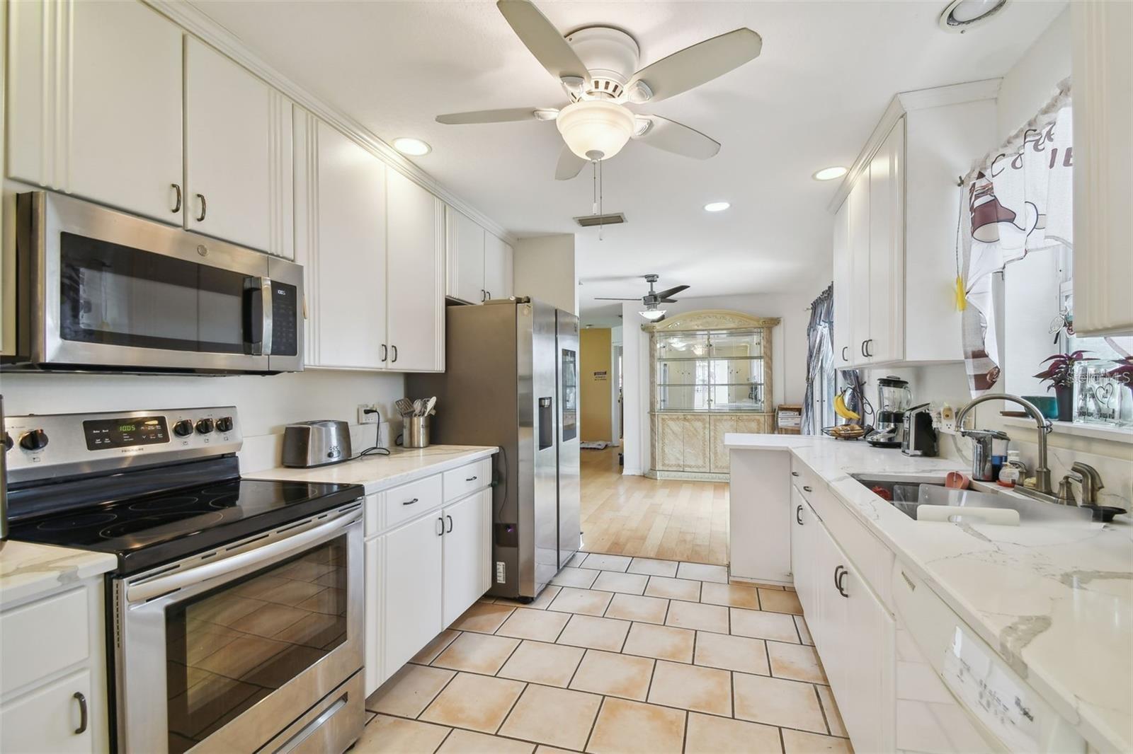 317 SHORE DR E — photo 13