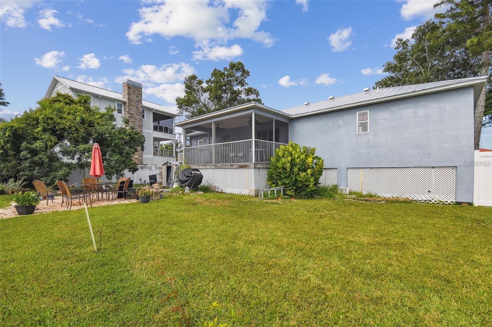 317 SHORE DR E — photo 24