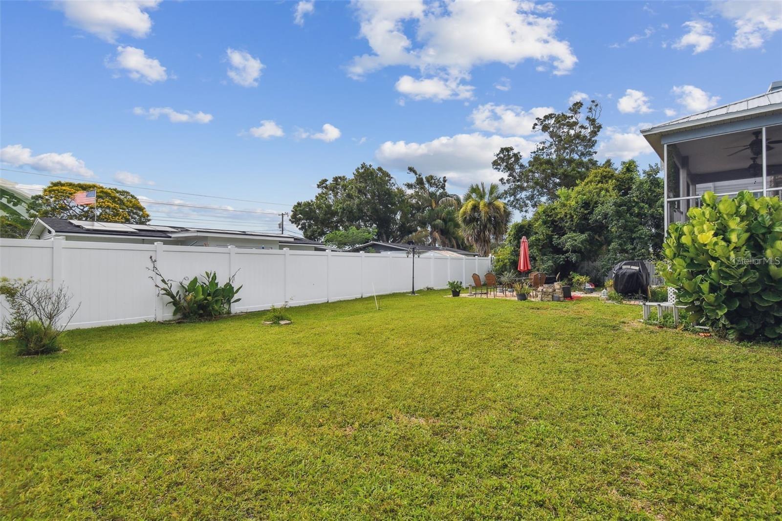 317 SHORE DR E — photo 25