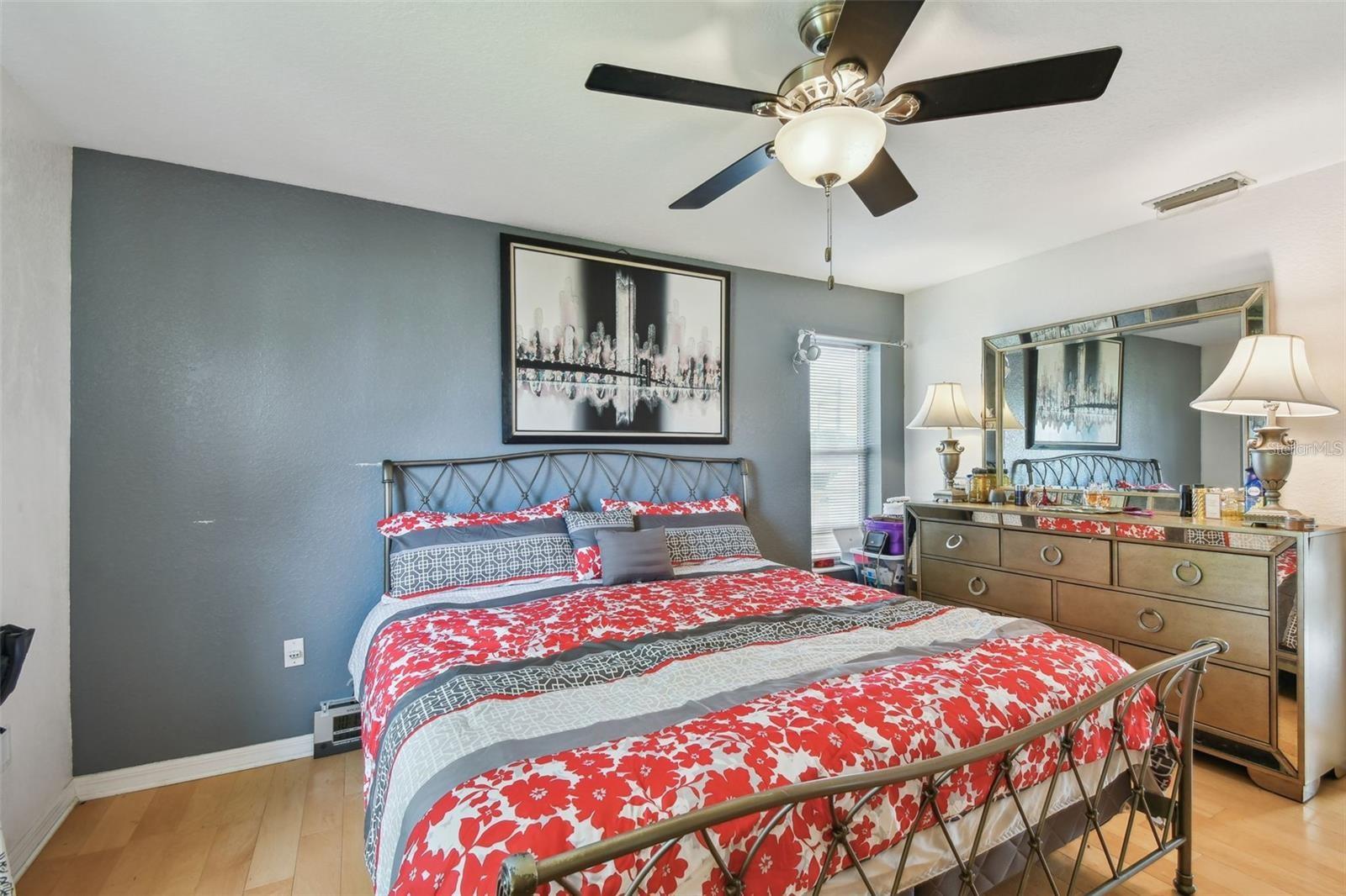 317 SHORE DR E — photo 10