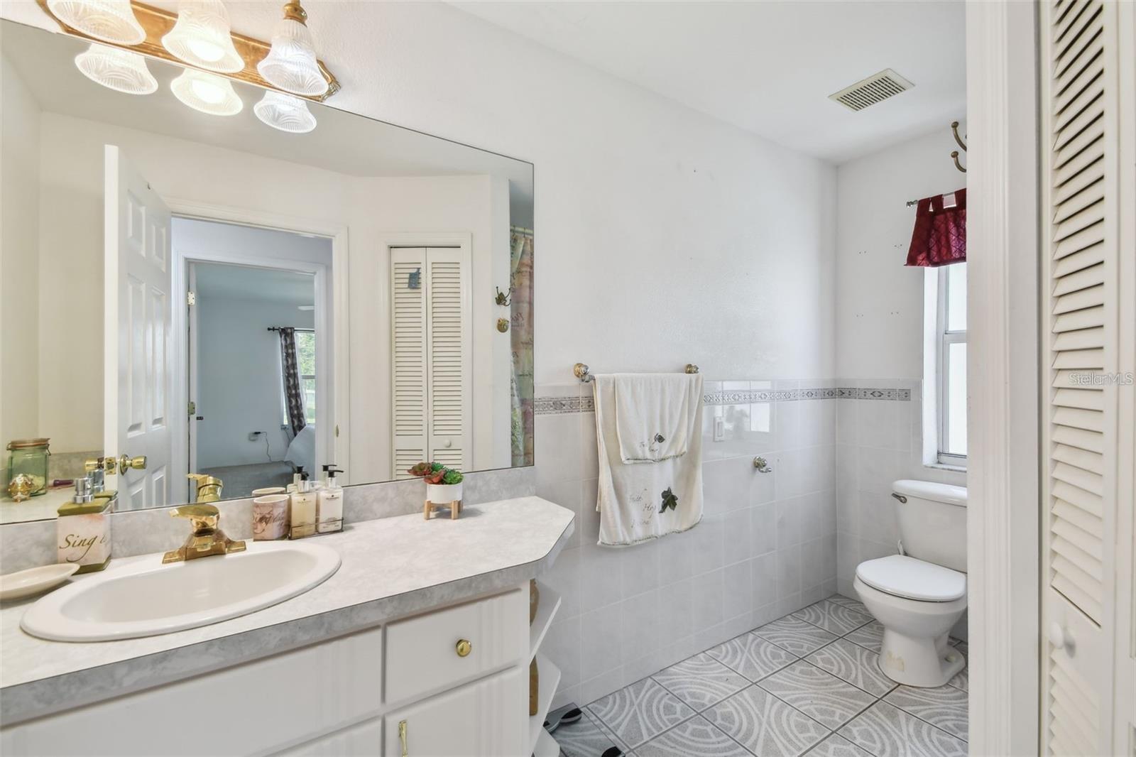 317 SHORE DR E — photo 32
