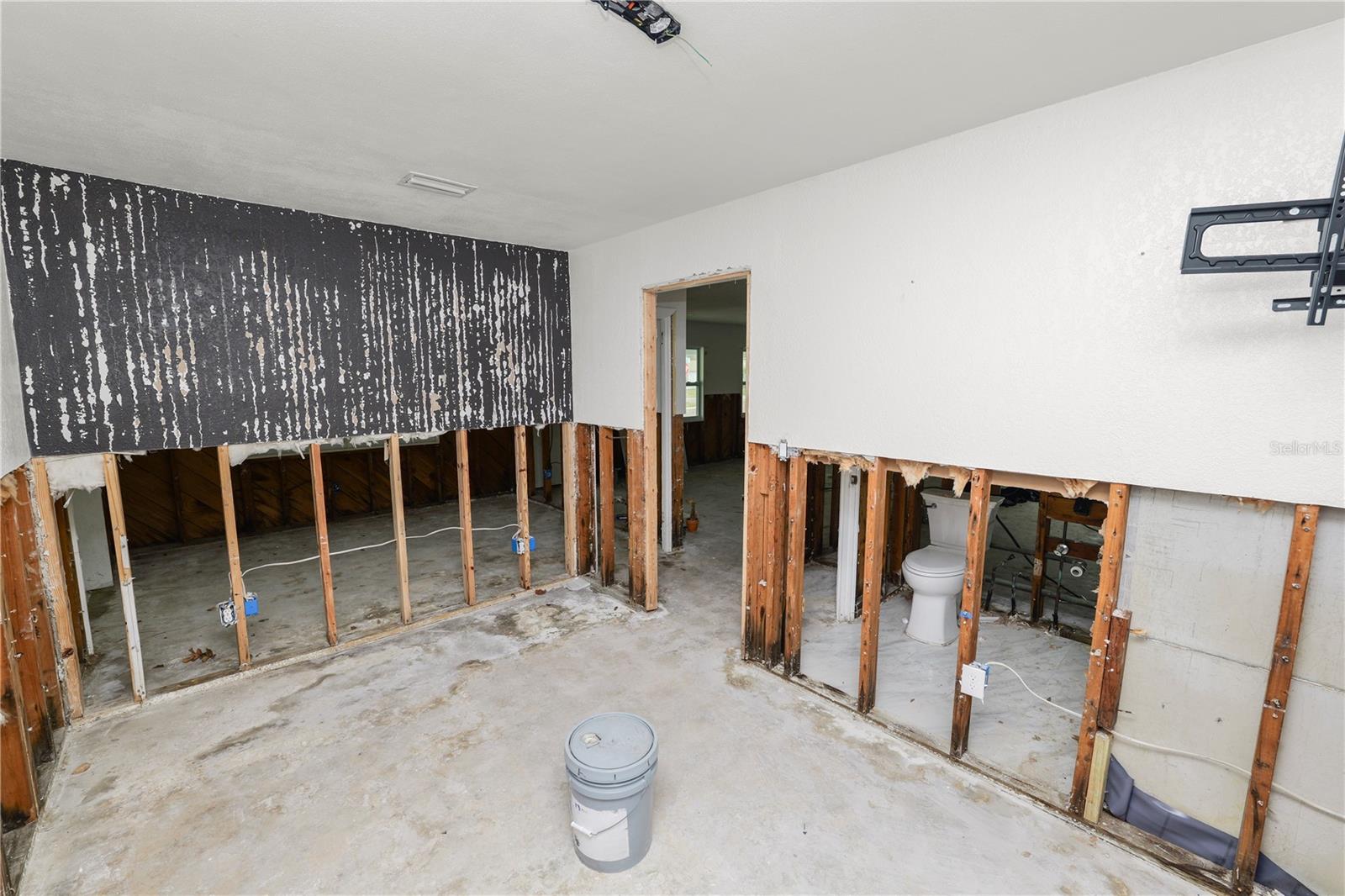 8100 OVERLOOK PL NE — photo 11
