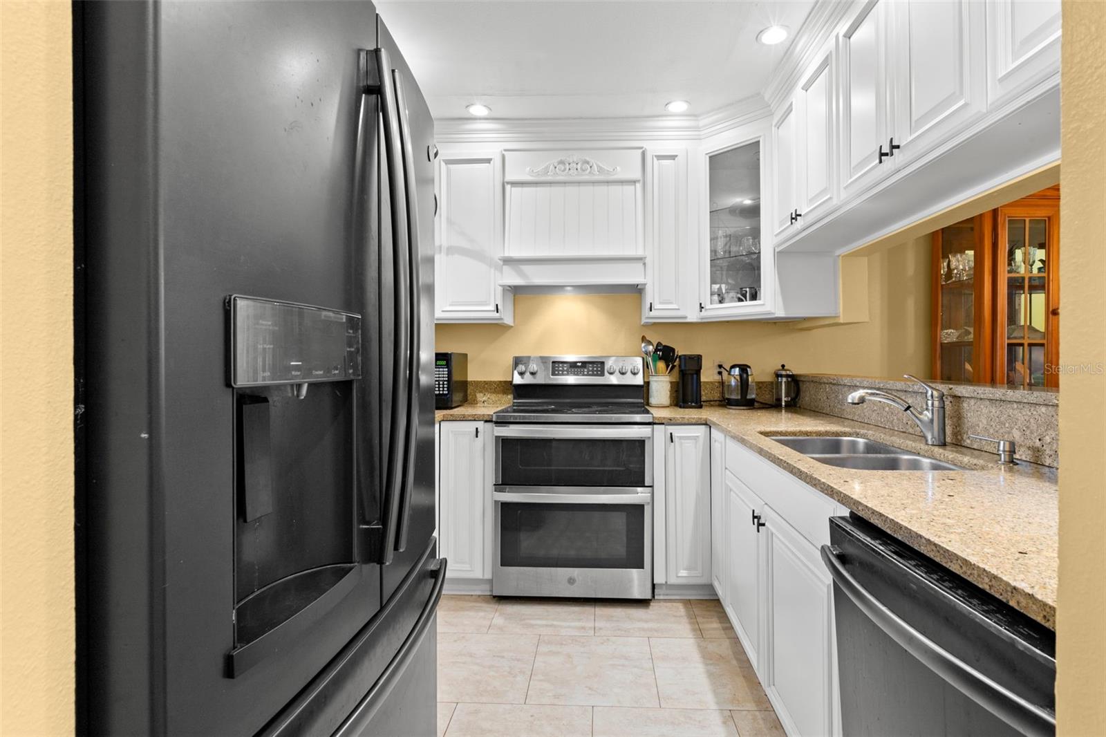1013 CARAVEL CT — photo 9
