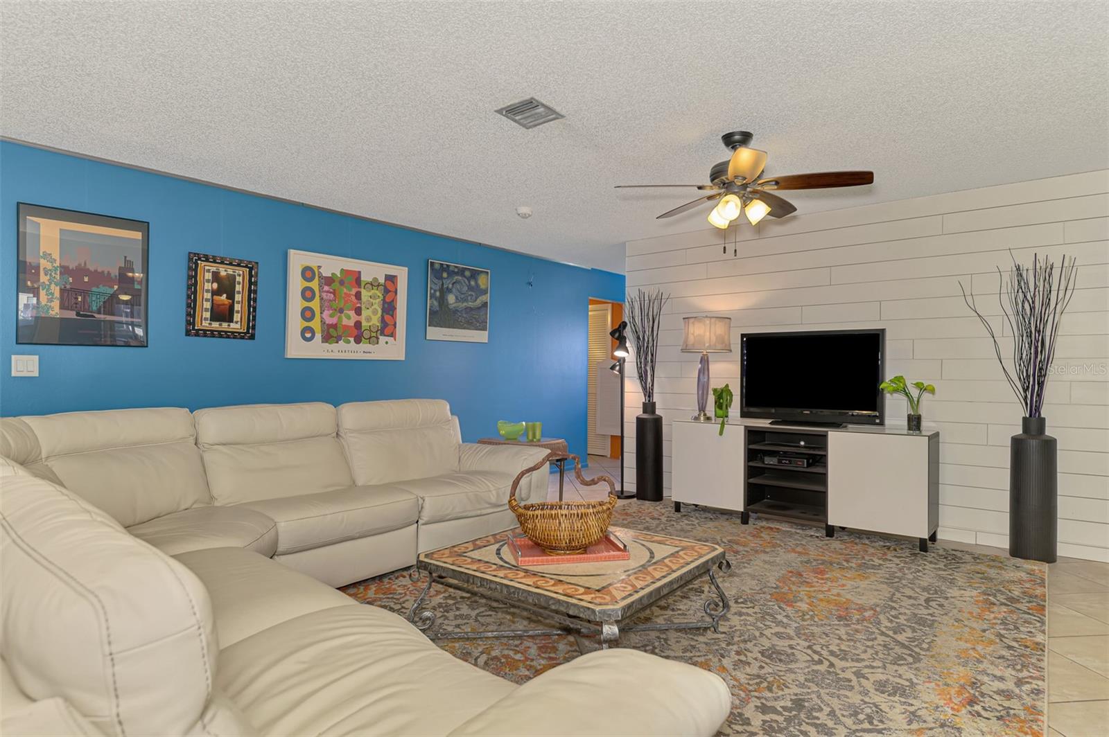 602 PORTIA ST N — photo 23