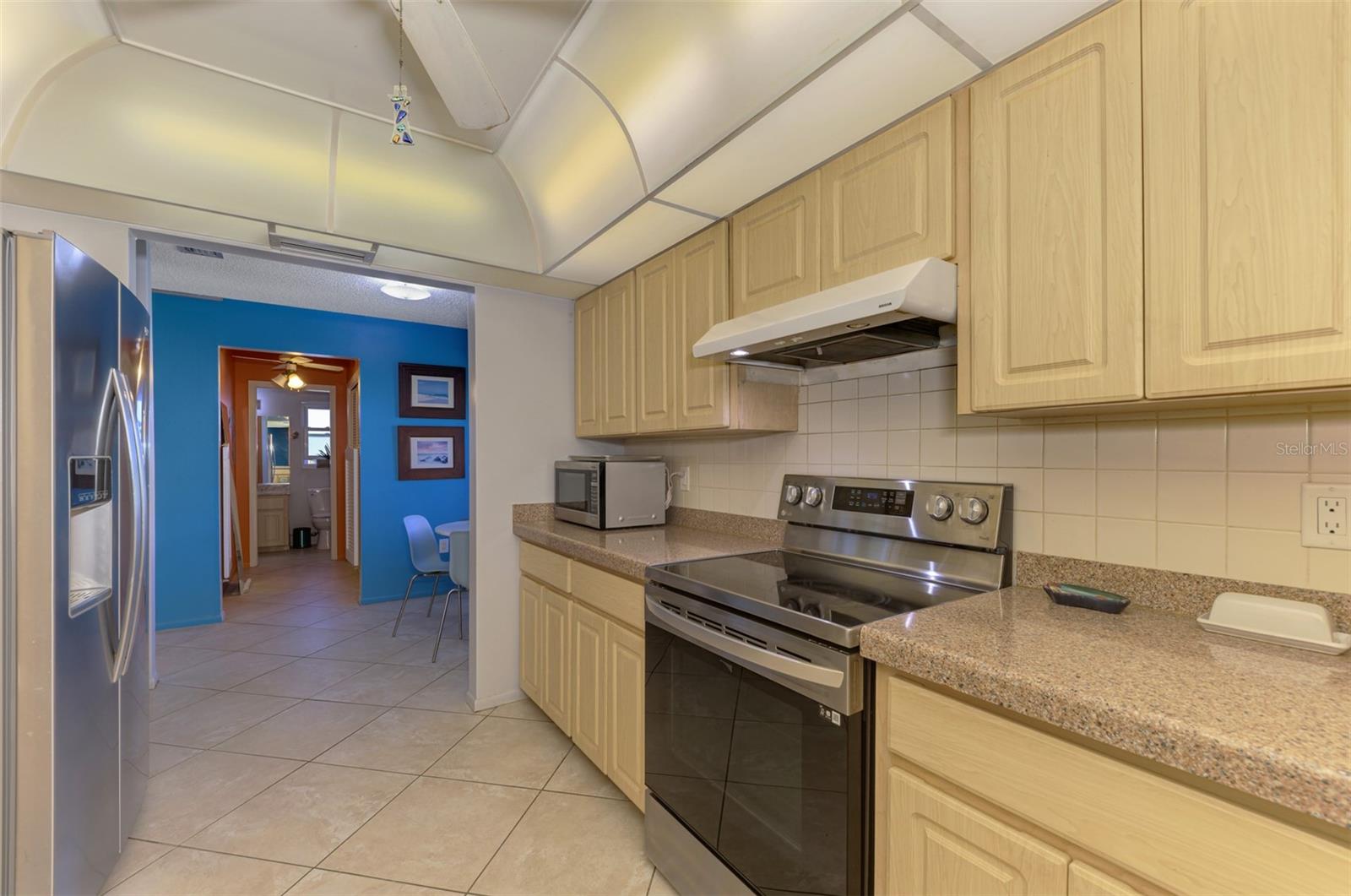 602 PORTIA ST N — photo 35