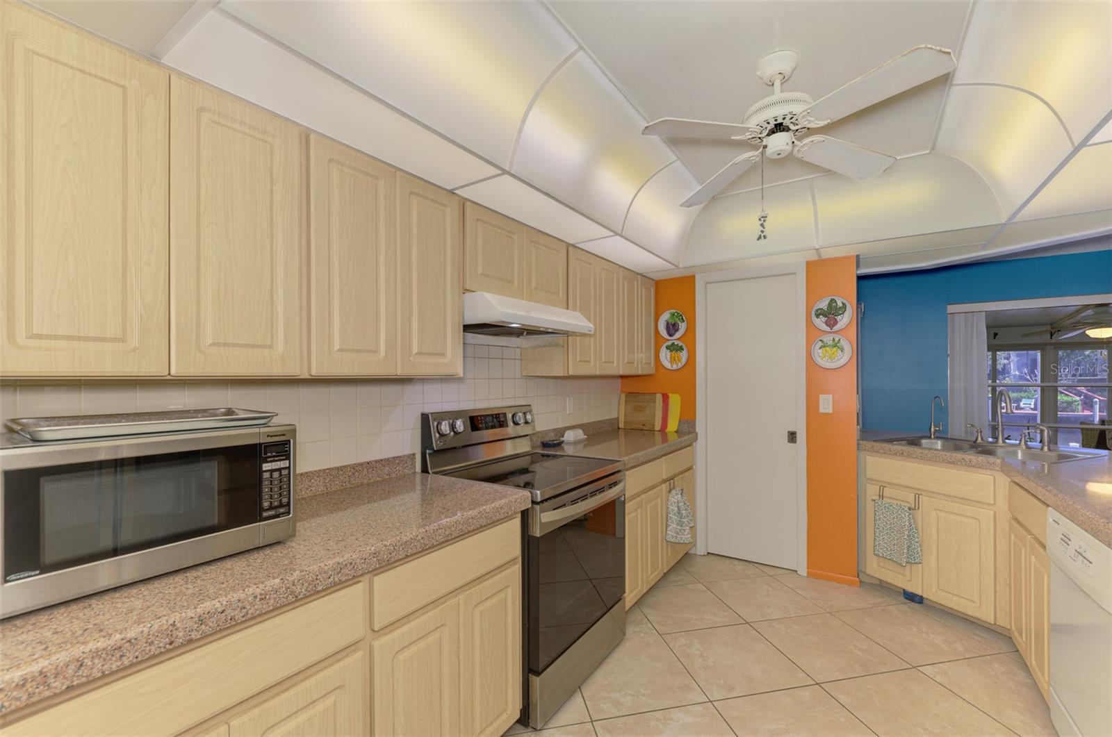 602 PORTIA ST N — photo 10