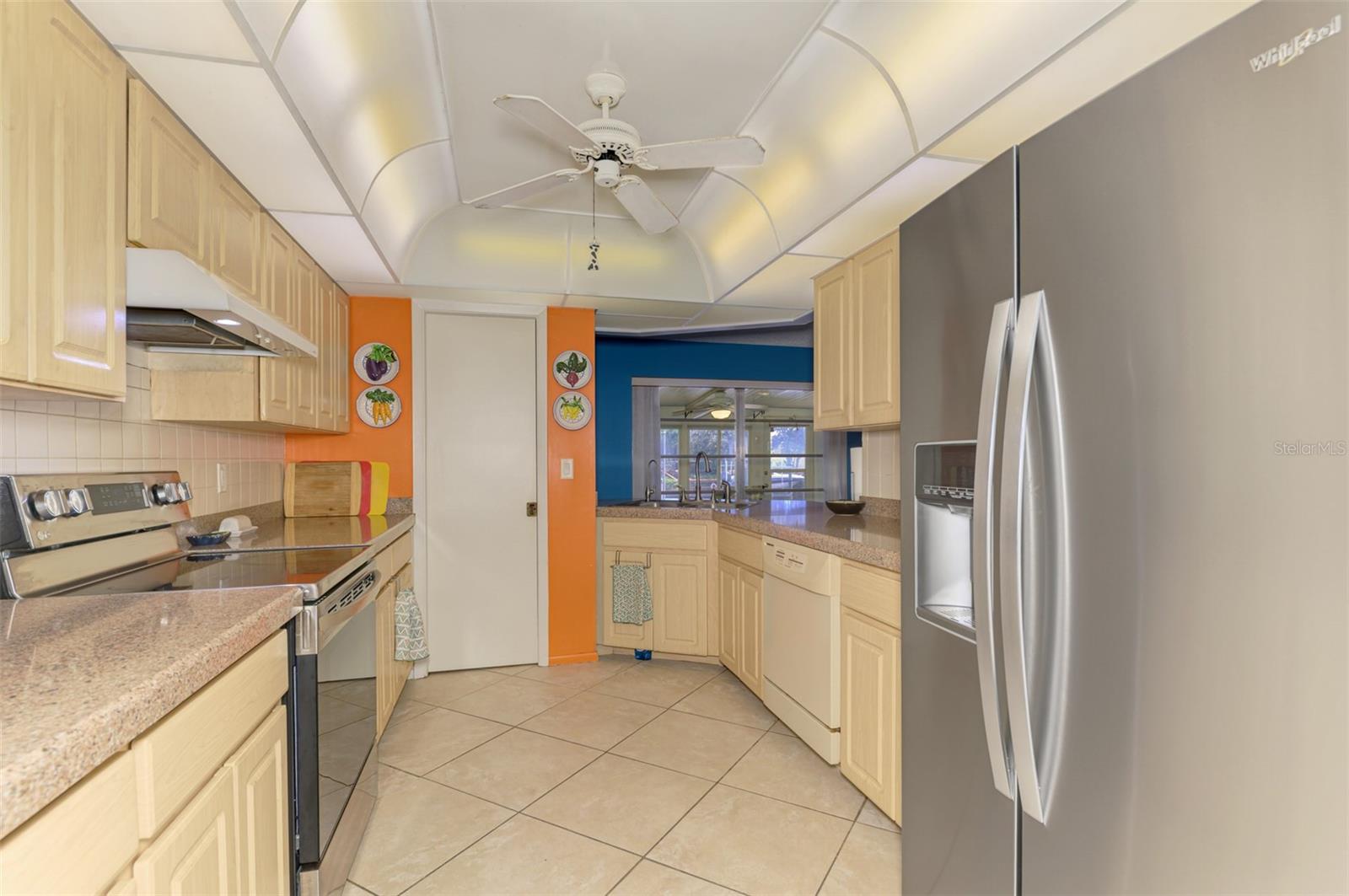 602 PORTIA ST N — photo 34