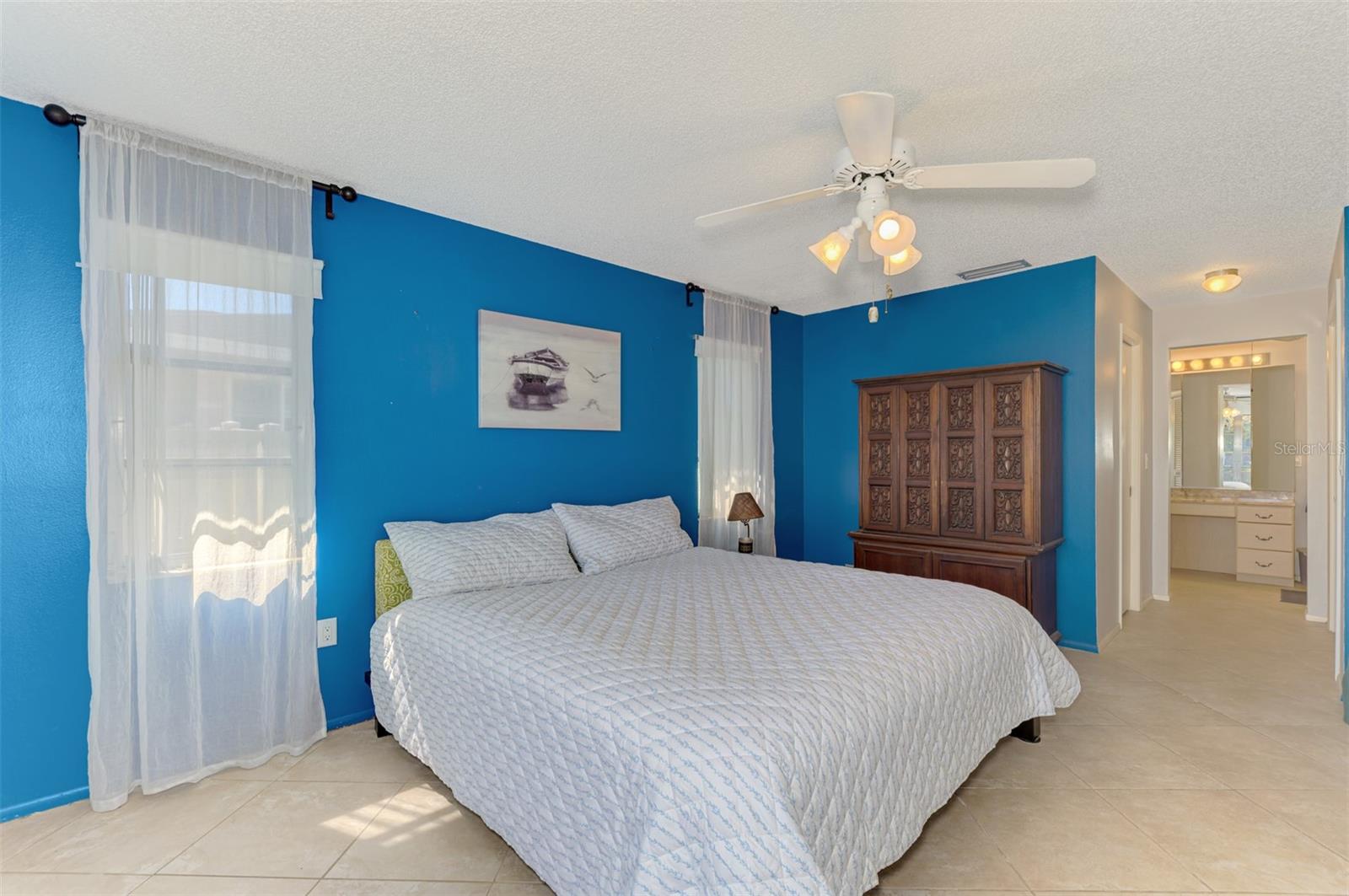 602 PORTIA ST N — photo 39