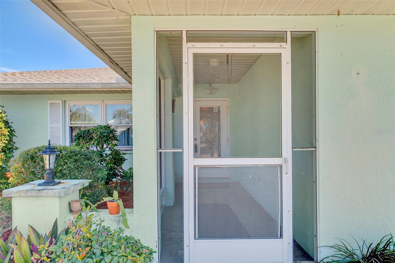 602 PORTIA ST N — photo 16