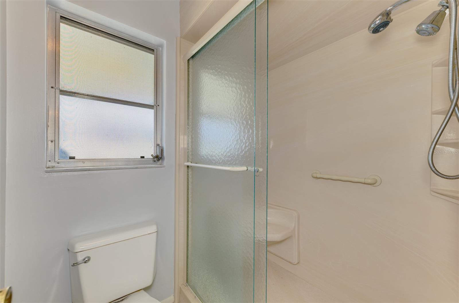 602 PORTIA ST N — photo 41