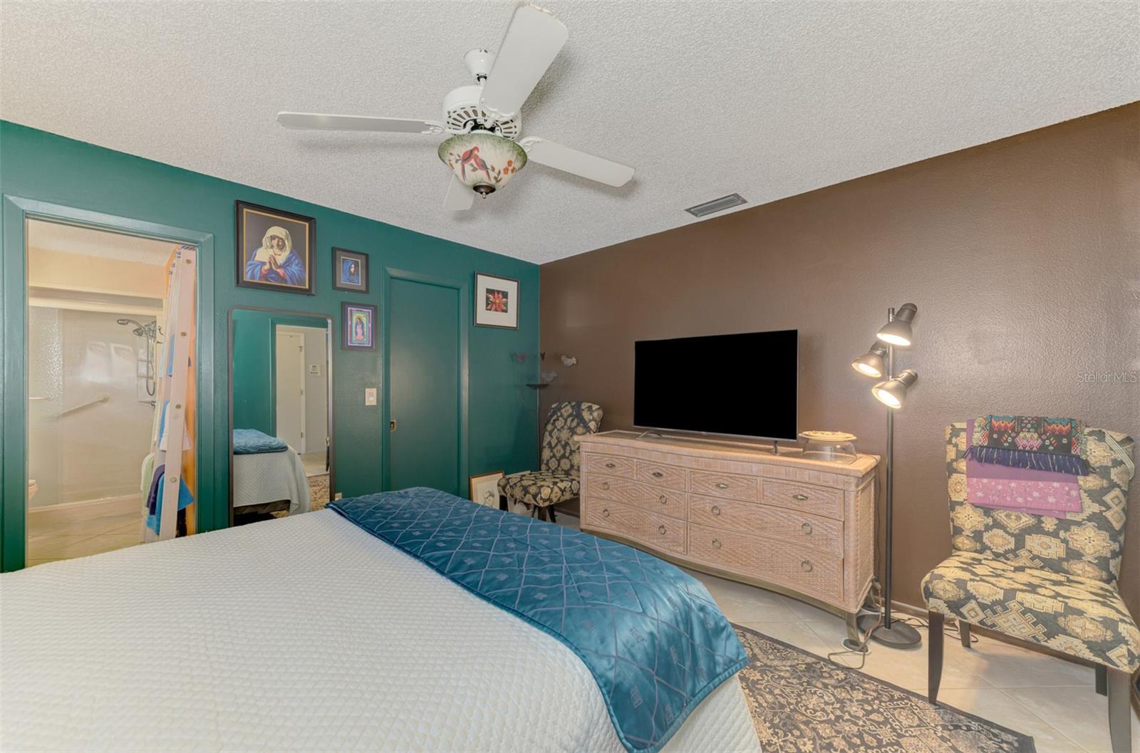 602 PORTIA ST N — photo 43