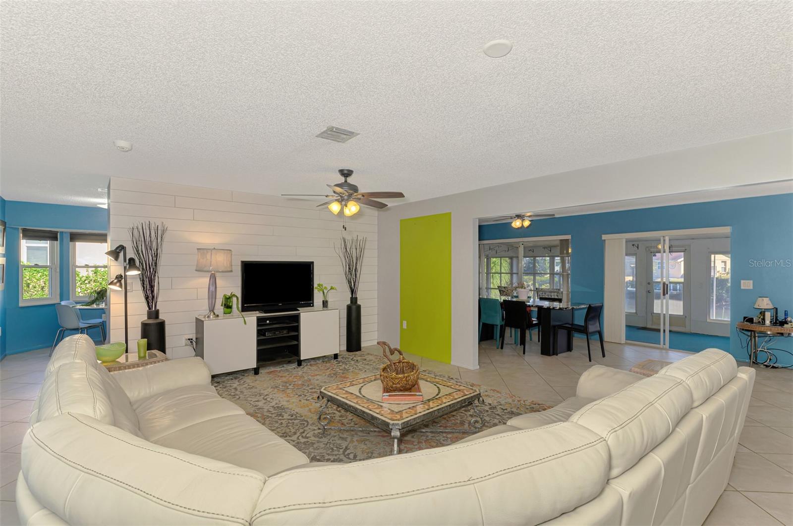 602 PORTIA ST N — photo 24