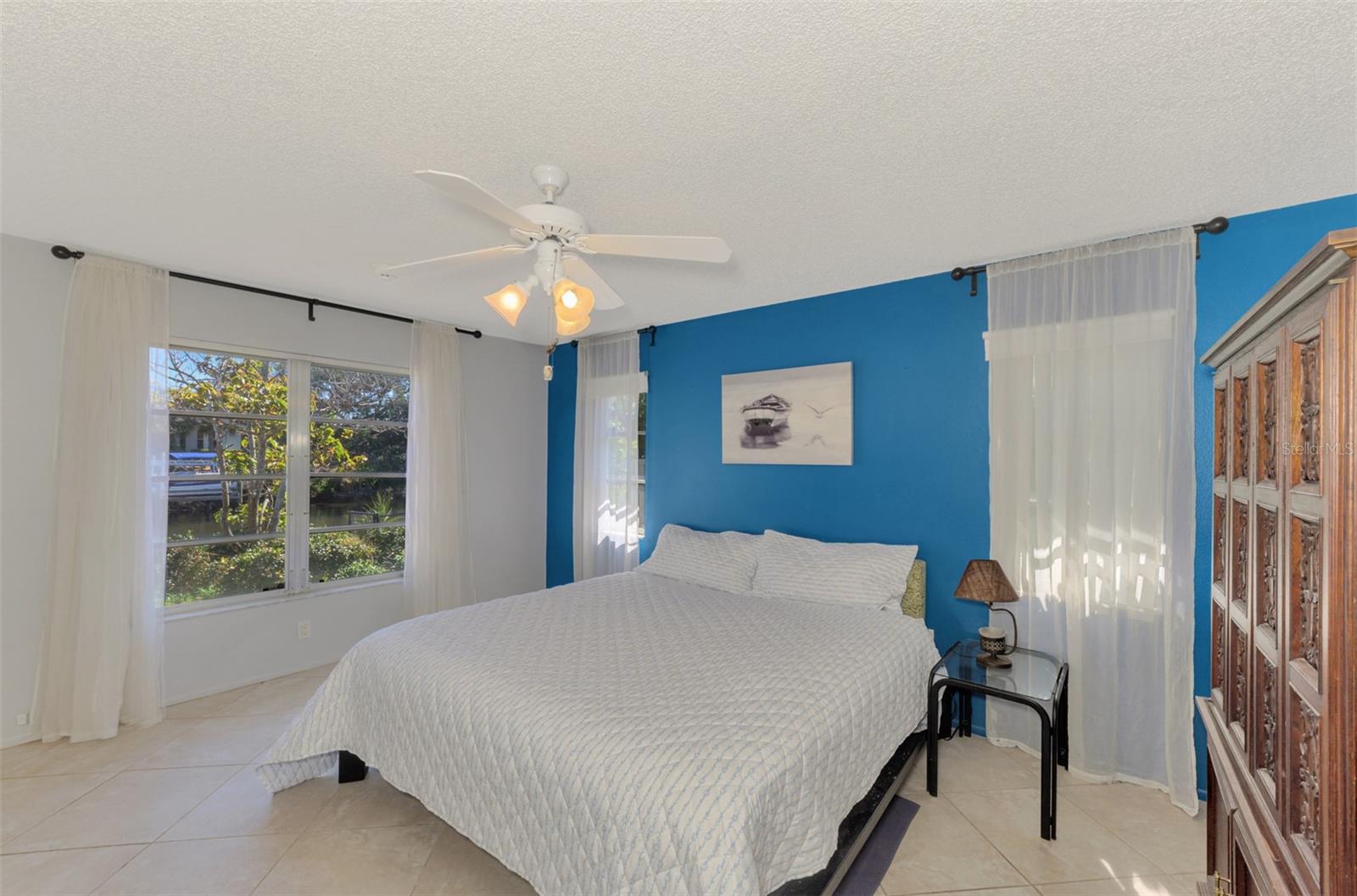 602 PORTIA ST N — photo 37