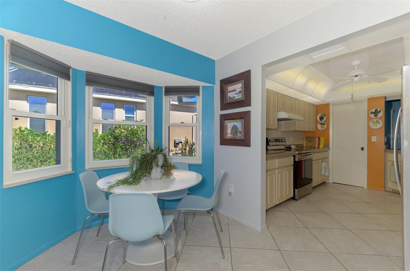602 PORTIA ST N — photo 31