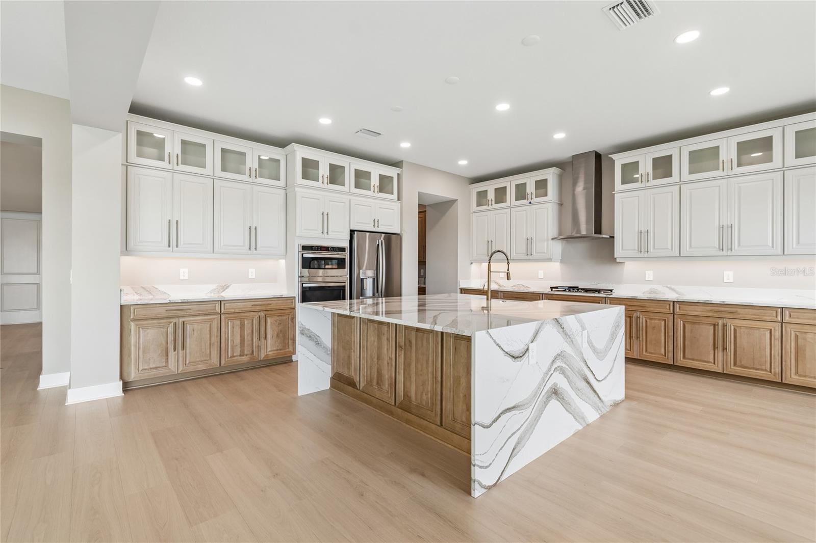 1170 KINGS WAY DR — photo 2