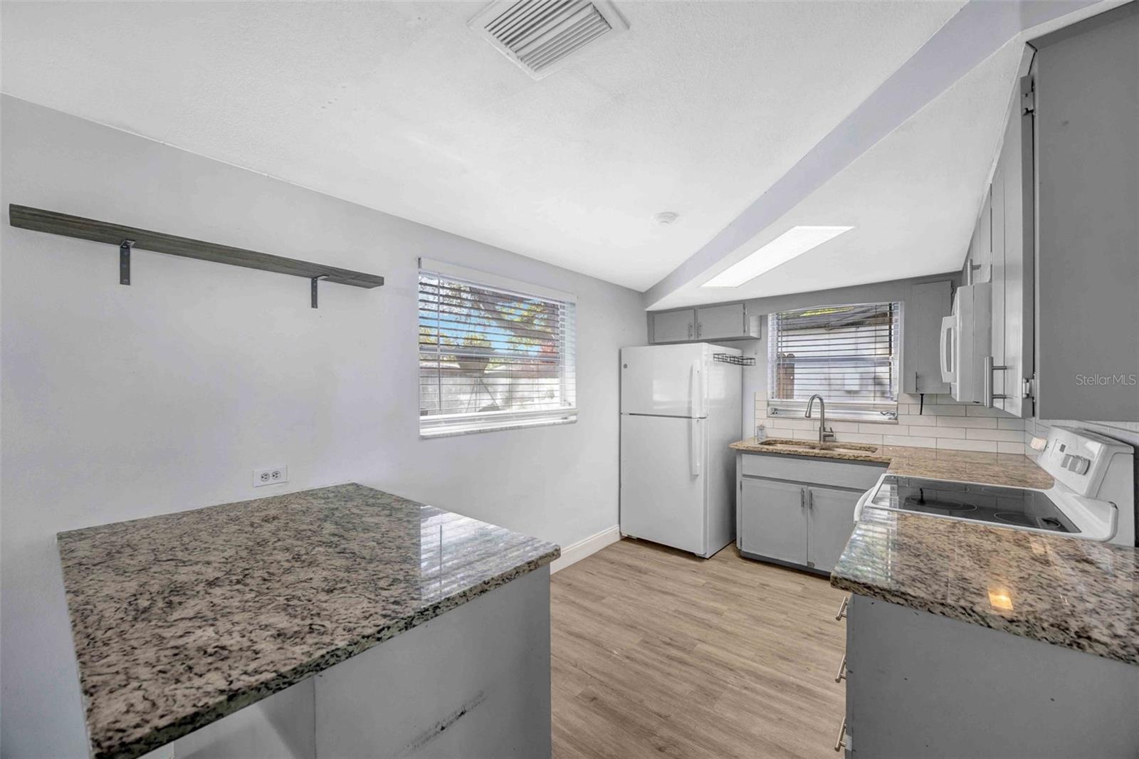 9040 LUNAR LN — photo 12