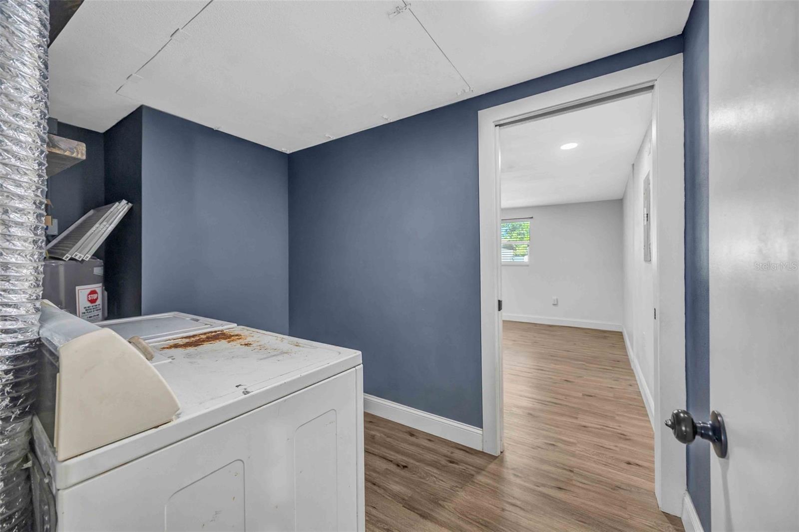 9040 LUNAR LN — photo 36