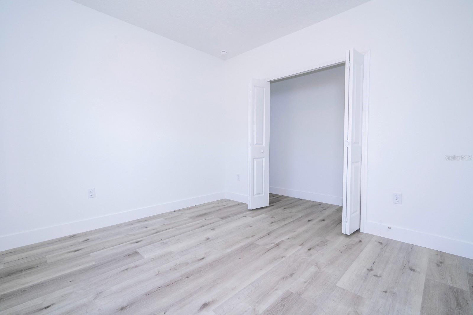 1129 EDINBURGH ST — photo 33