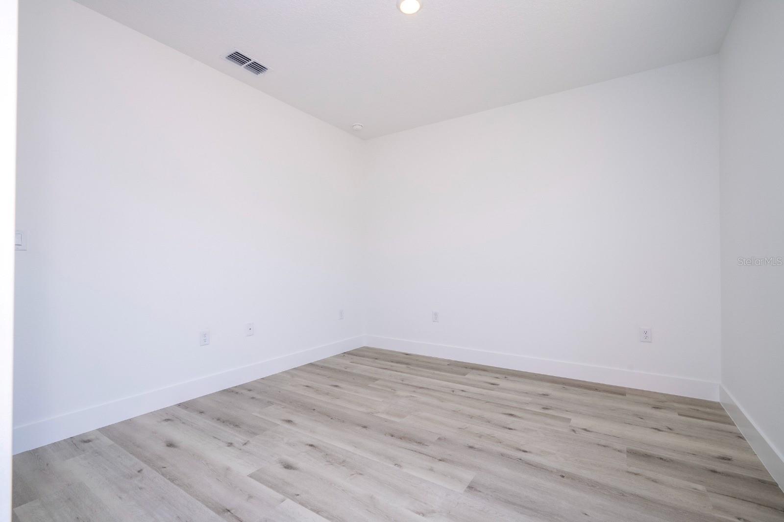 1129 EDINBURGH ST — photo 31