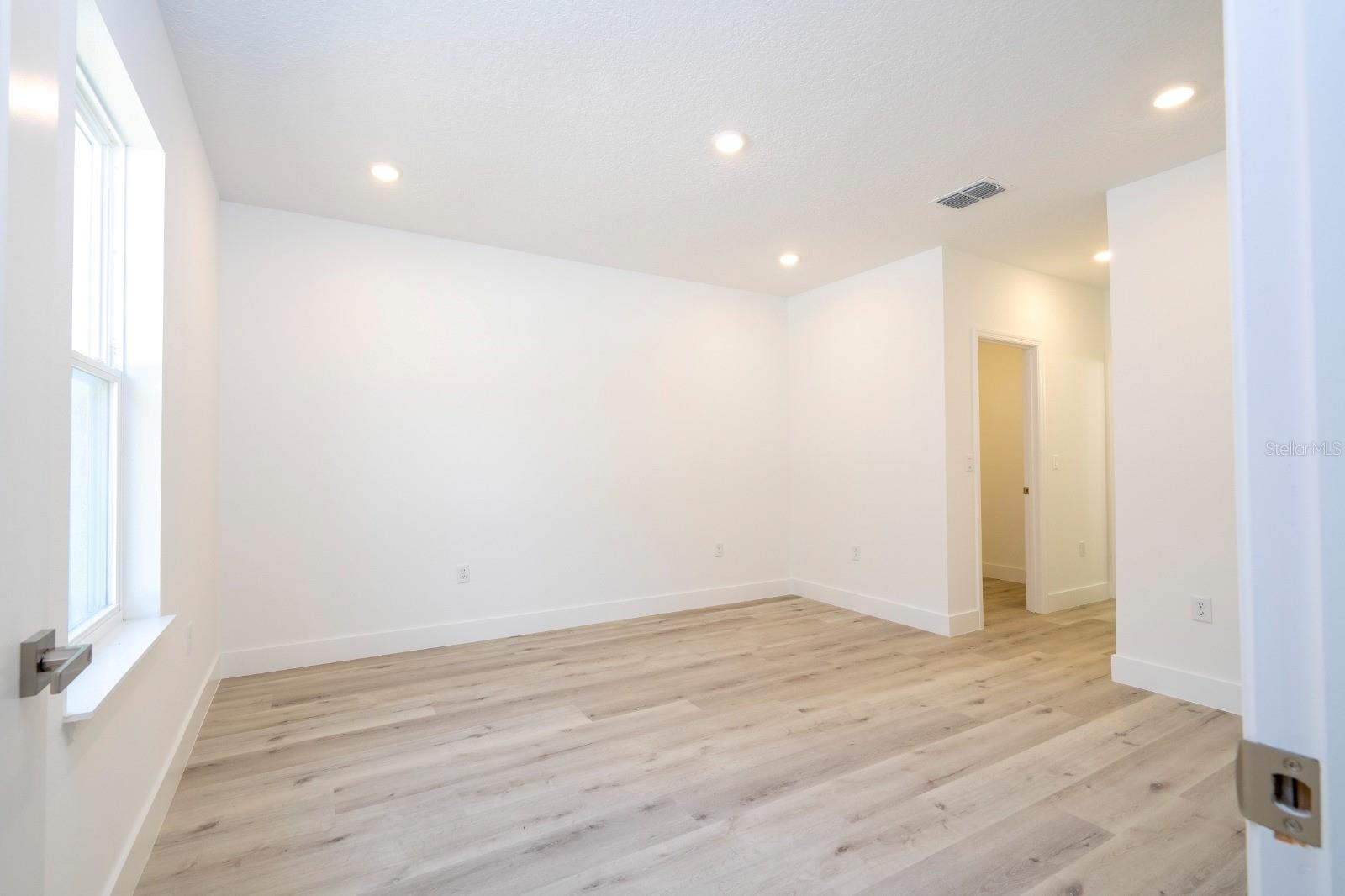 1129 EDINBURGH ST — photo 18