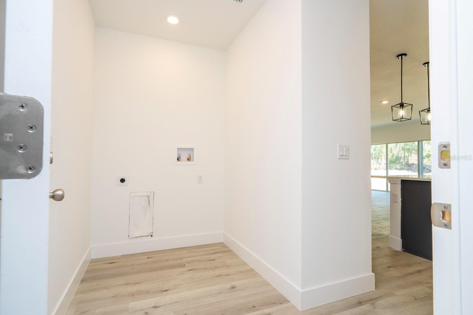 1129 EDINBURGH ST — photo 17