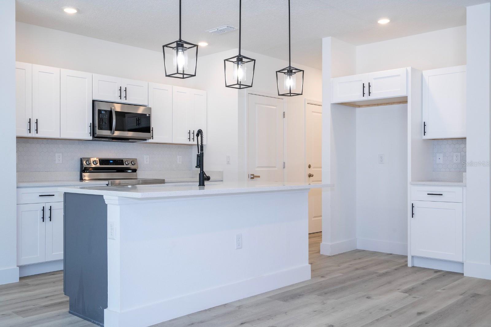 1129 EDINBURGH ST — photo 4