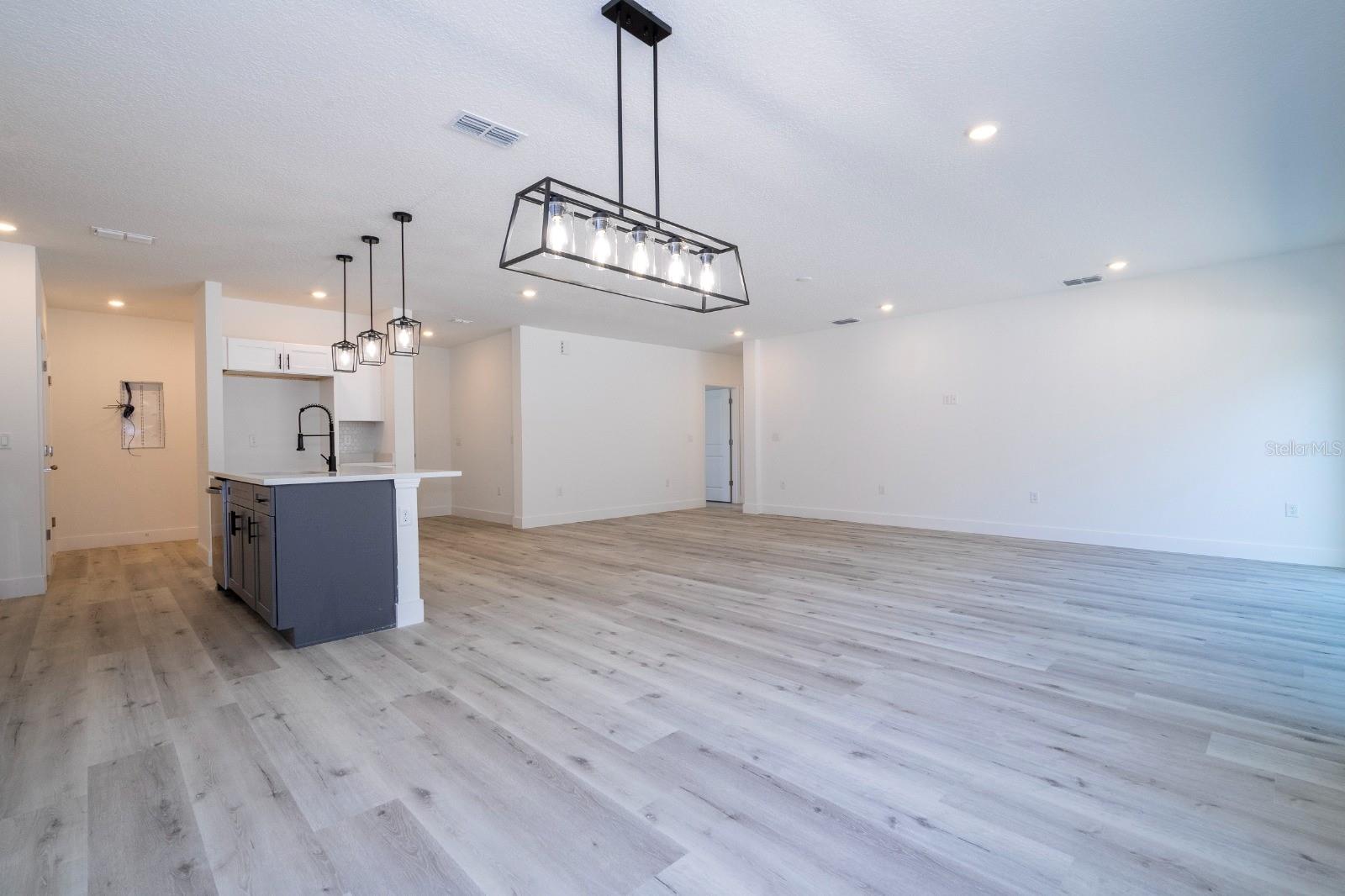 1129 EDINBURGH ST — photo 5