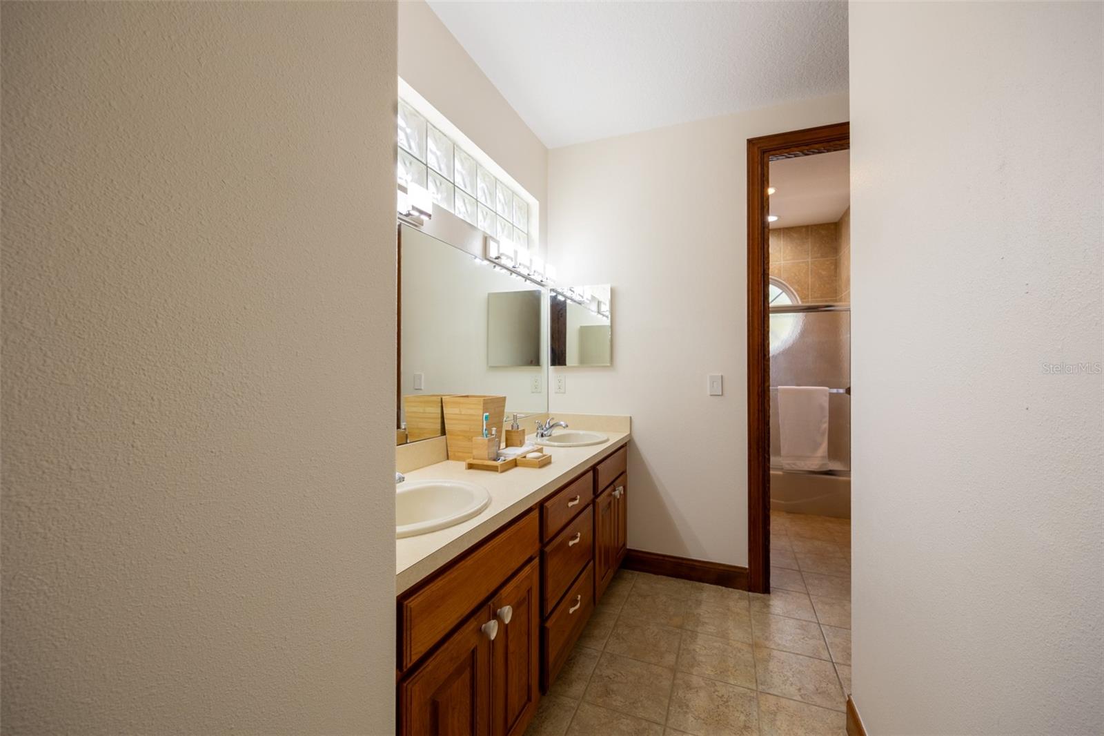543 ISLEWORTH CLOSE — photo 54