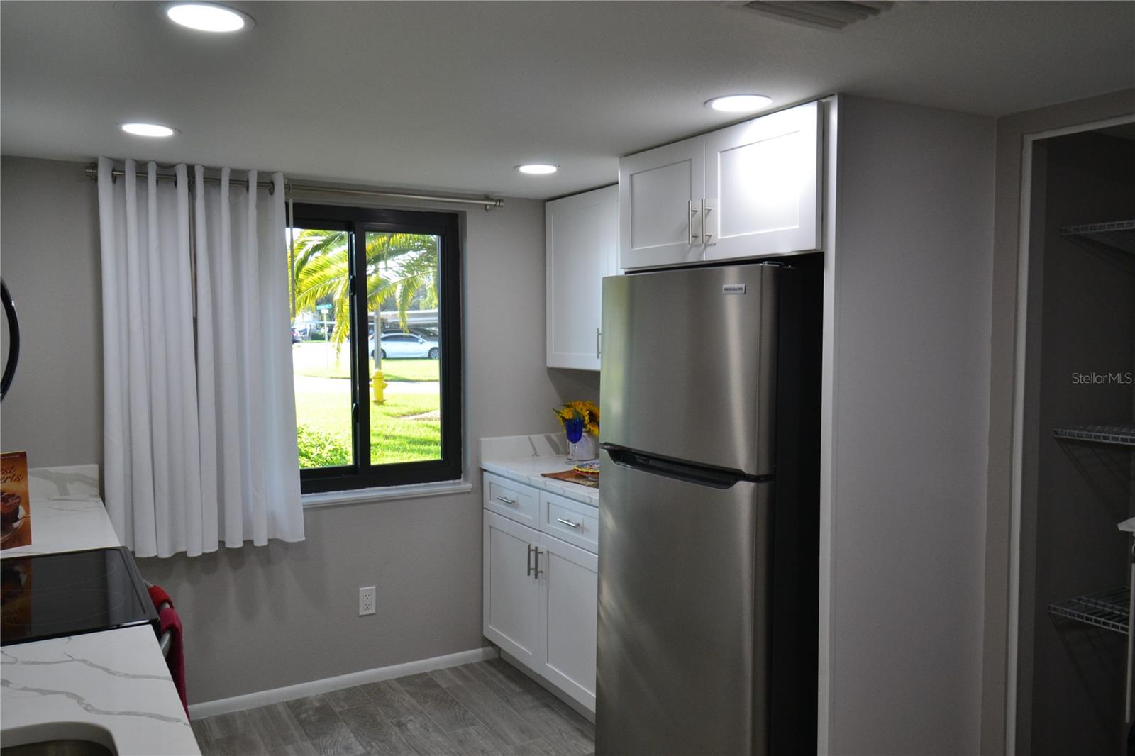 135 W CYPRESS CT — photo 2