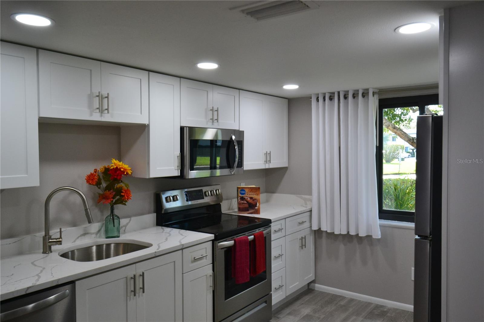 135 W CYPRESS CT — photo 3