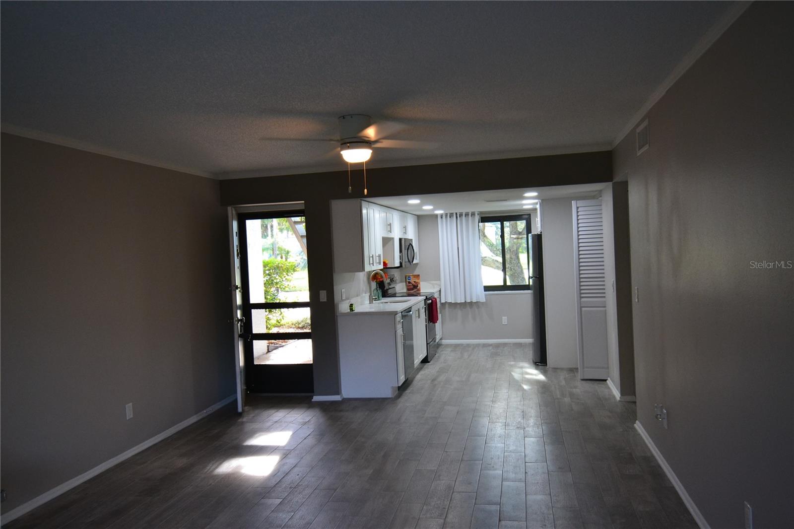 135 W CYPRESS CT — photo 4