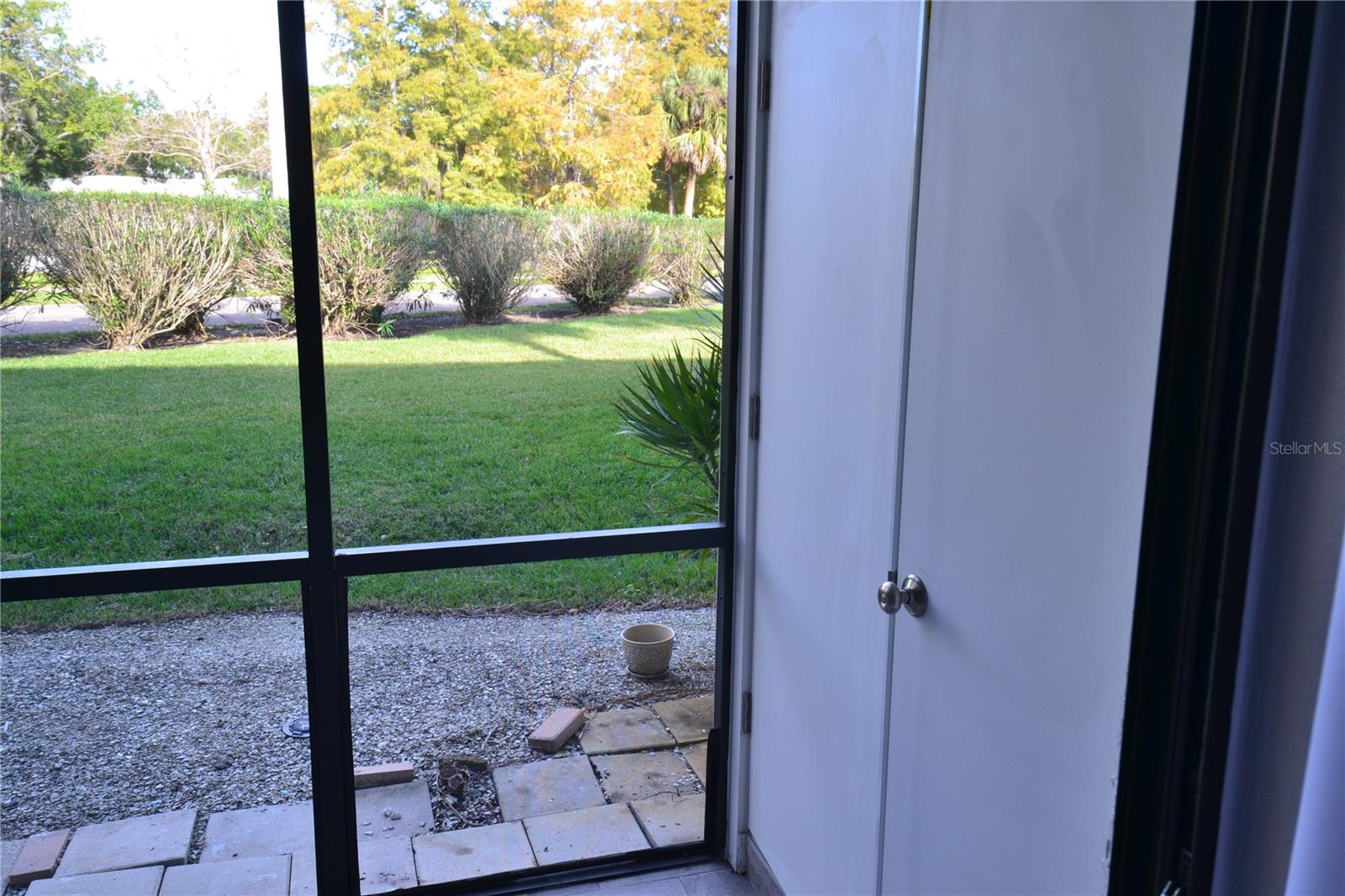 135 W CYPRESS CT — photo 18