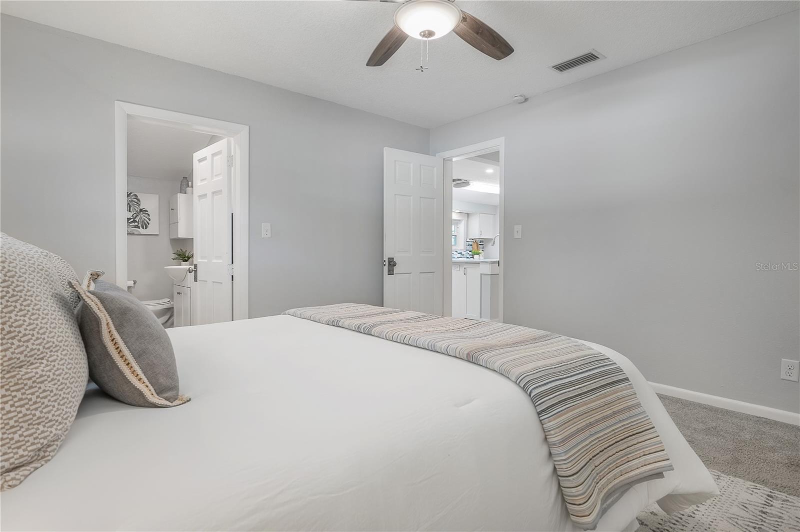 1404 E CAYUGA ST — photo 33