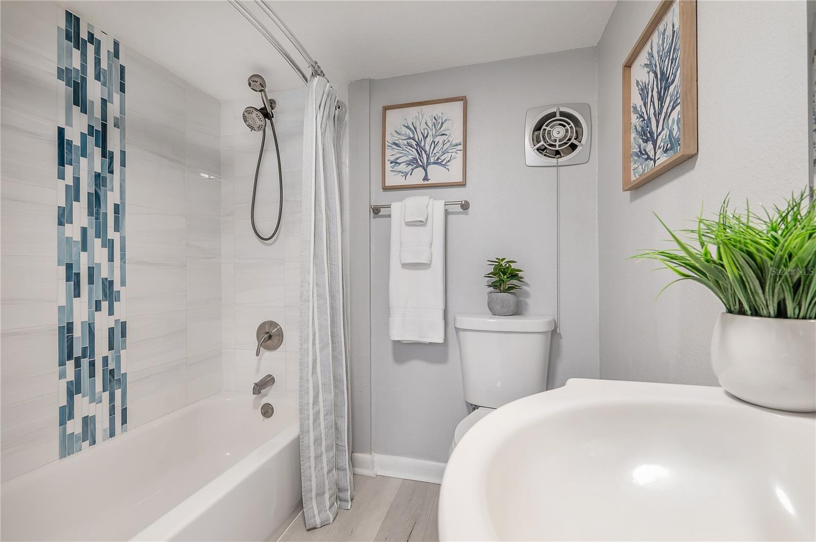 1404 E CAYUGA ST — photo 29