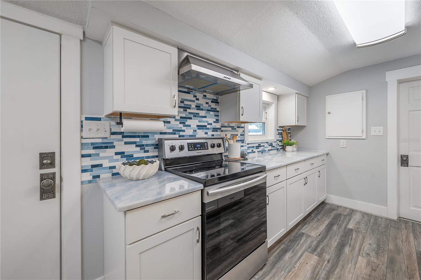 1404 E CAYUGA ST — photo 27