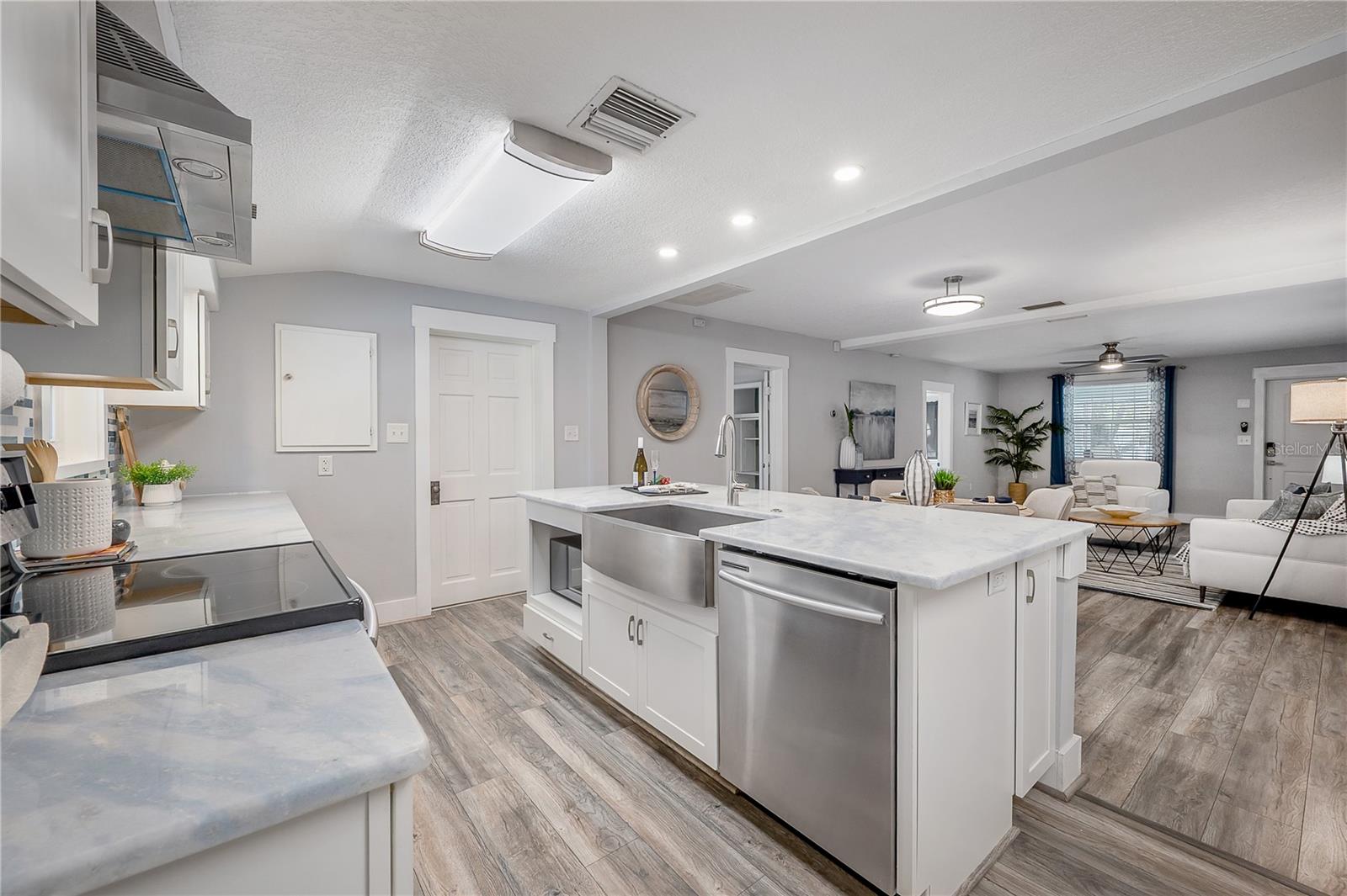 1404 E CAYUGA ST — photo 24