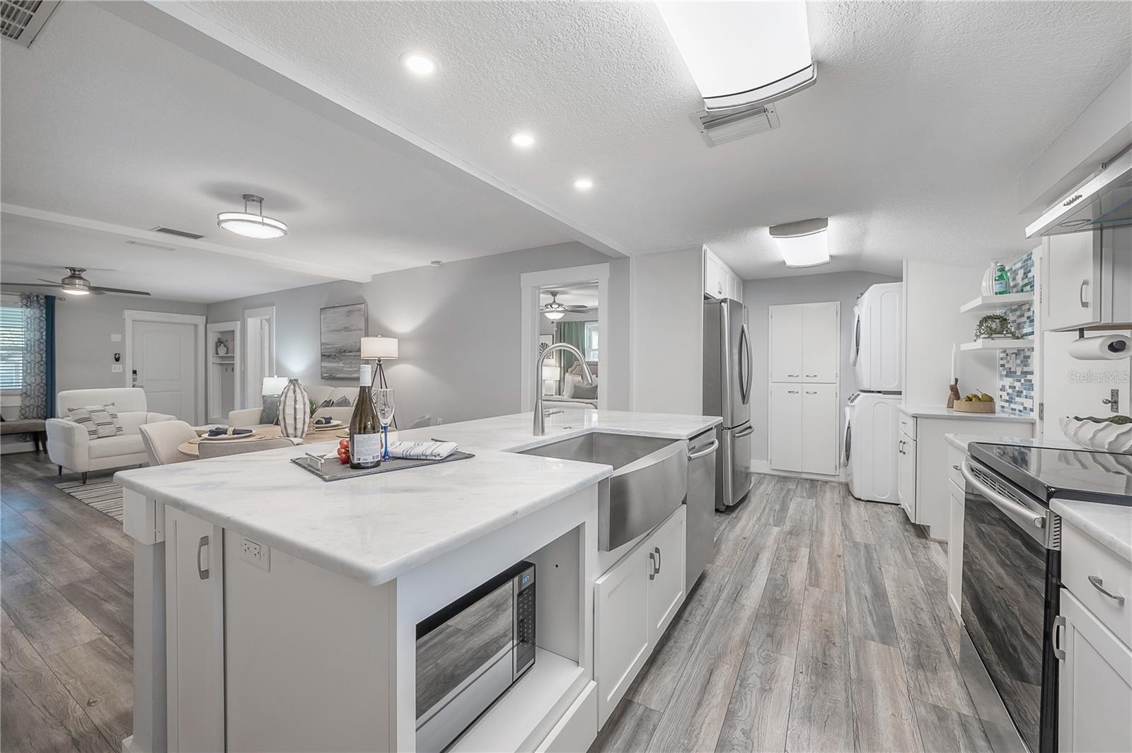 1404 E CAYUGA ST — photo 23