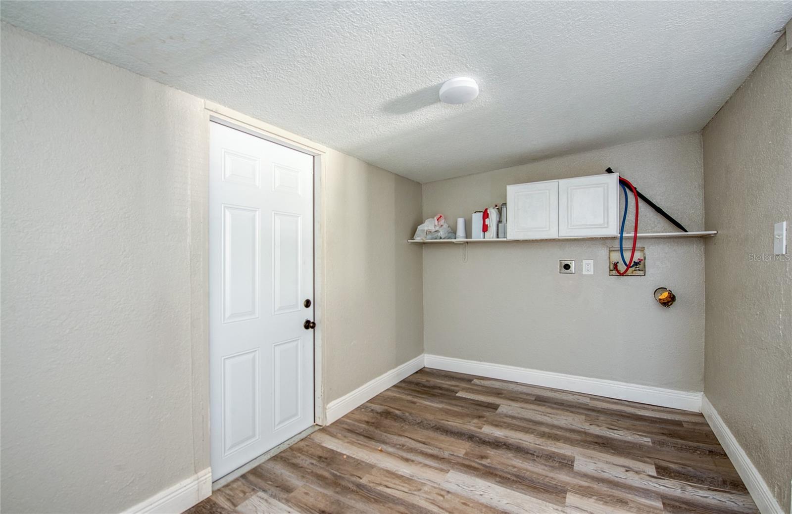 1516 E WATERS AVE — photo 21