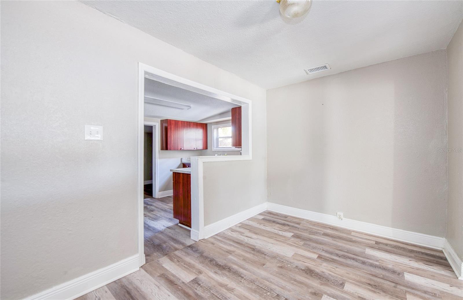 1516 E WATERS AVE — photo 8