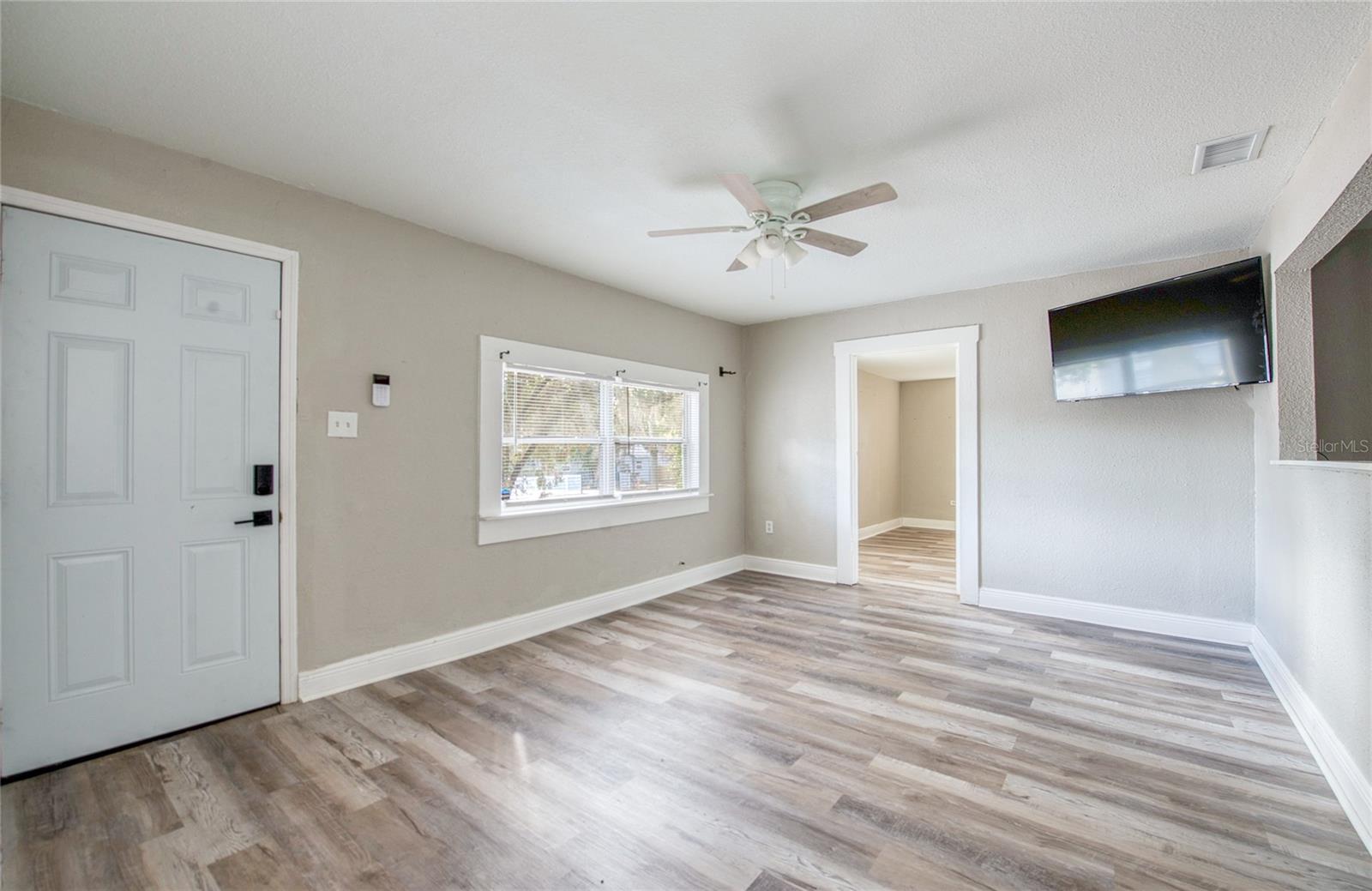 1516 E WATERS AVE — photo 3