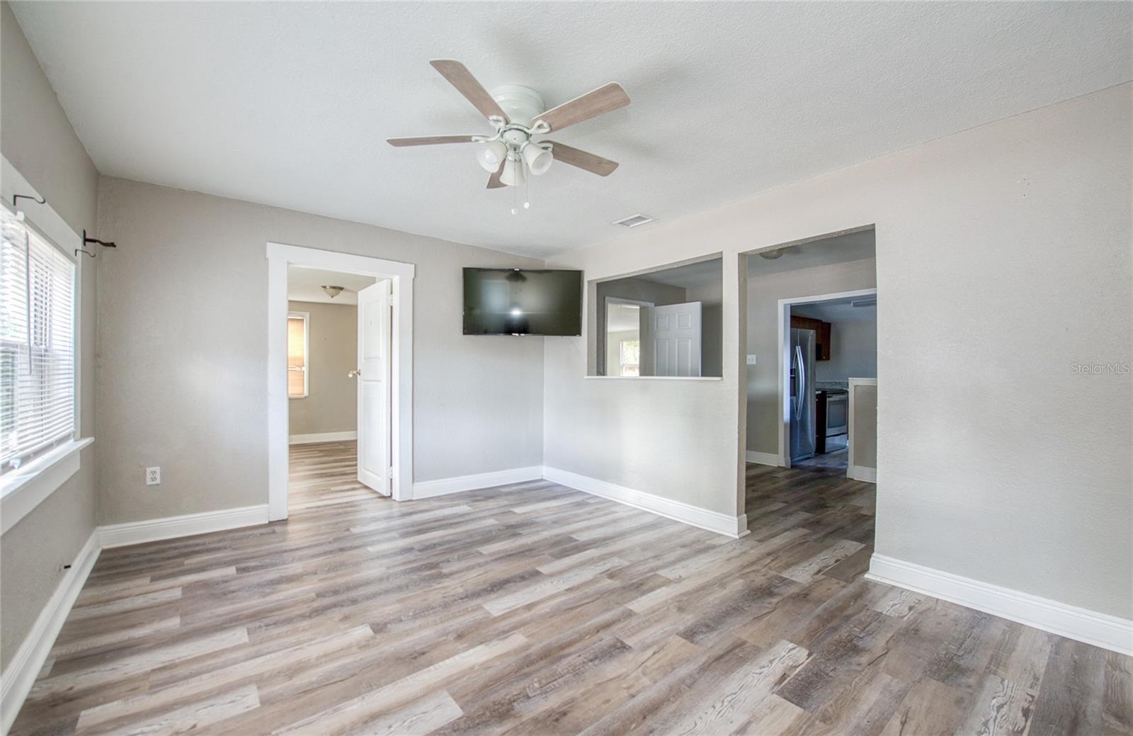 1516 E WATERS AVE — photo 4